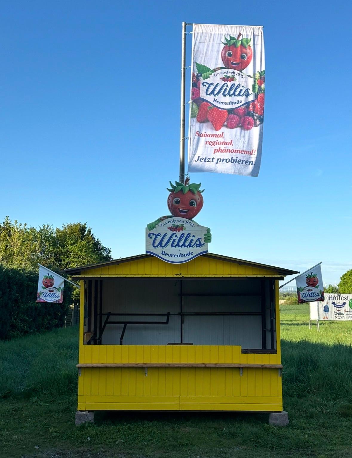 Beerenbude, Bude gelb mit Erdbeere drauf, Verkaufsstand, mit großer Fahne, Erdbeeren verkaufen